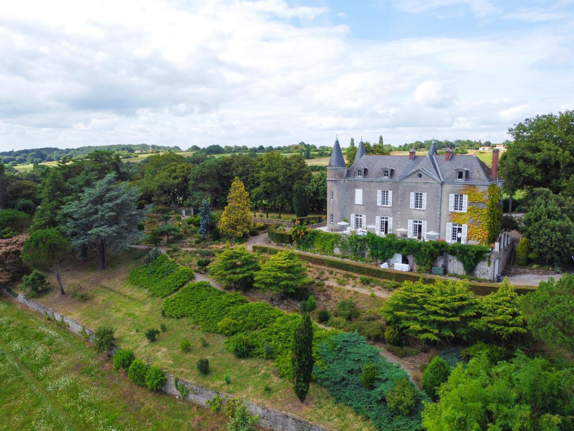 ชาโต โอต รอช Bed & Breakfast Oudon ภายนอก รูปภาพ