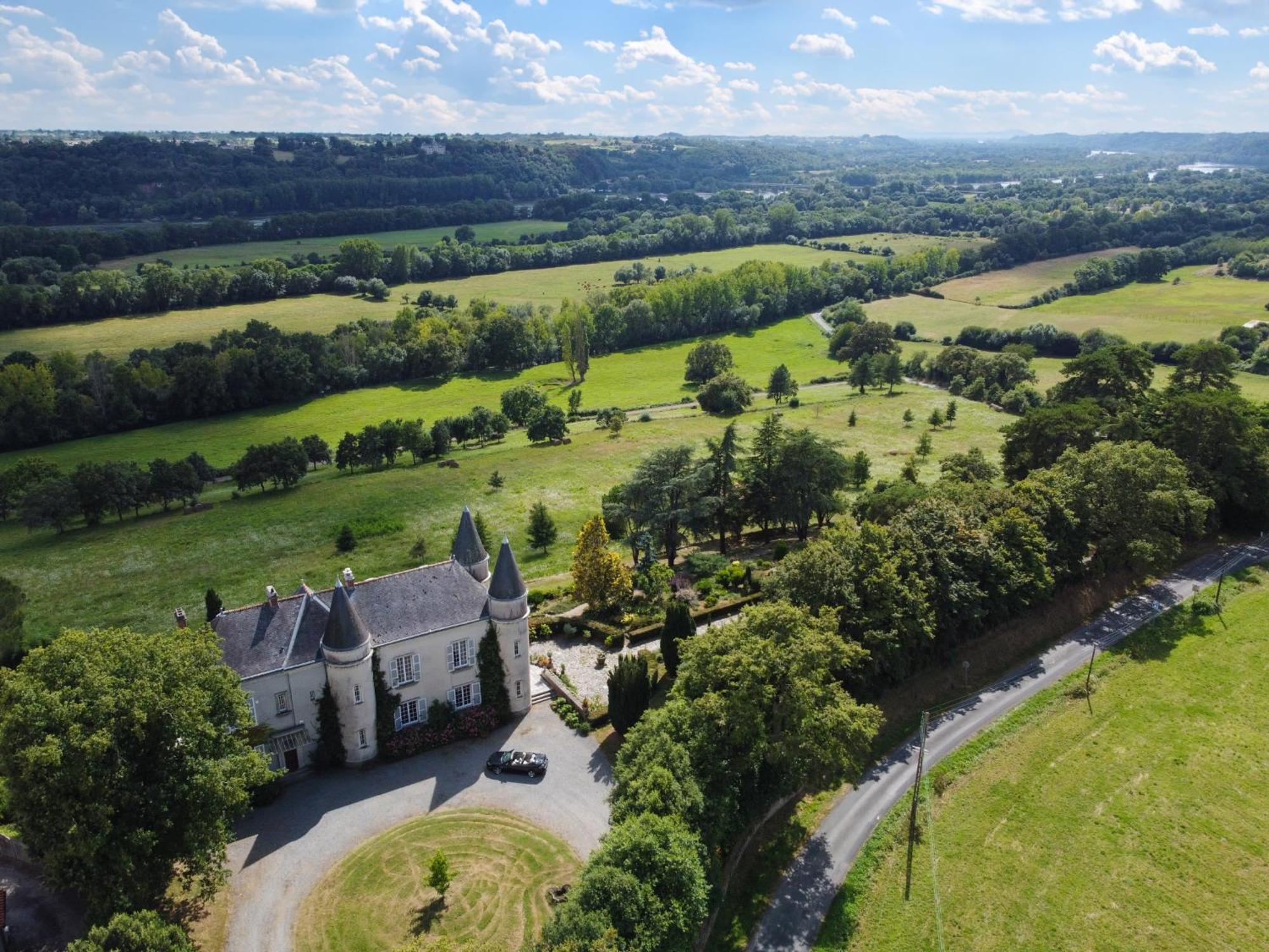 ชาโต โอต รอช Bed & Breakfast Oudon ภายนอก รูปภาพ